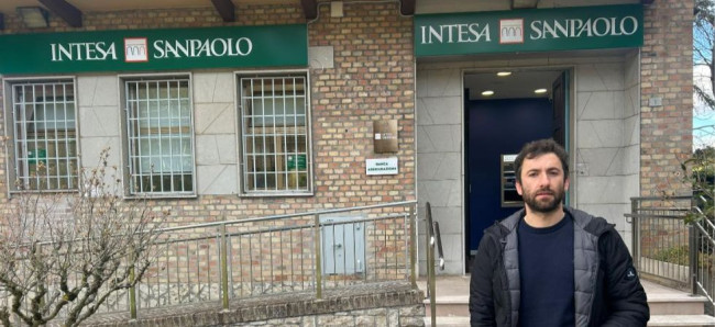 Daniele Tagnani, sindaco di Frontone, in provincia di Pesaro e Urbino, di fronte alla filiera Intesa Sanpaolo in fase di chiusura