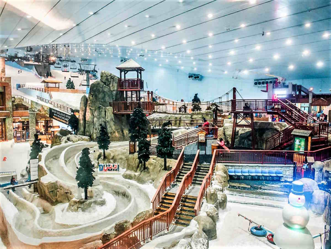 La pista da sci indoor di Dubai