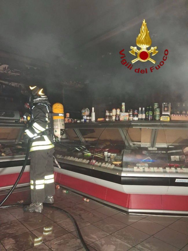 Incendio nella notte in una macelleria: vigili del fuoco in azione per ...