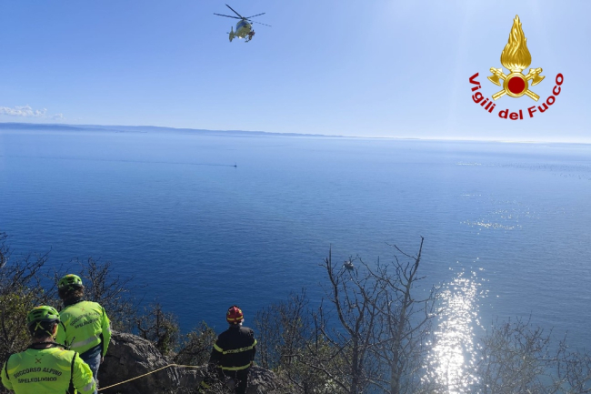 Scivola dal sentiero a picco sul mare e cade per decine di metri ...