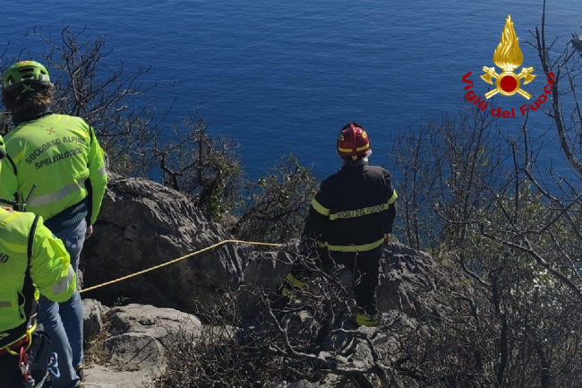 Scivola dal sentiero a picco sul mare e cade per decine di metri ...