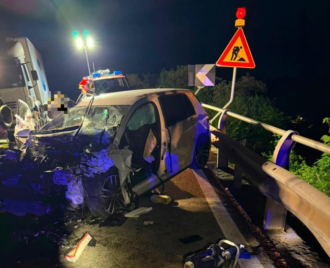 Violento scontro frontale auto-camion sulla statale (FOTO), in azione i ...