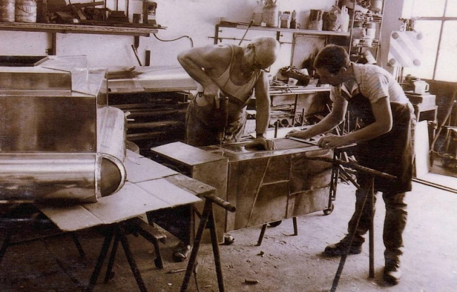 Armindo e Walter Pontiggia nel primo laboratorio