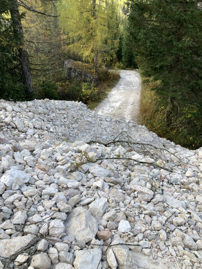 “Questa volta è toccata a noi”. Una grossa colata detritica blocca la