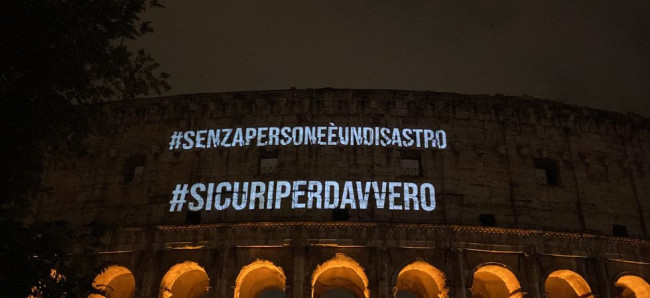 La campagna #sicuriperdavvero ha illuminato il Colosseo, a Roma, con la richiesta di un "Codice delle Ricostruzioni" © Action Aid