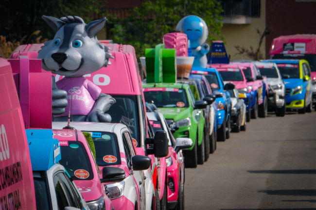 L'attuale parco auto del Giro d'Italia è completamente fossile (combustione interna)