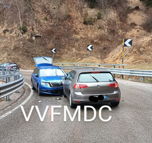 Violento schianto frontale (FOTO), 4 persone coinvolte: sul posto